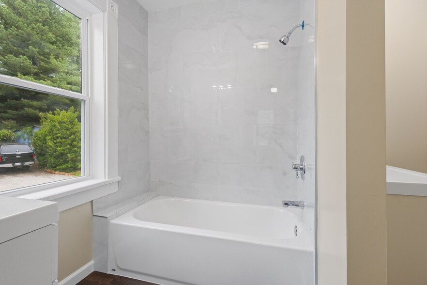 More Photos Of 8519 Chestnut Ave, Bowie Storefront For Sale