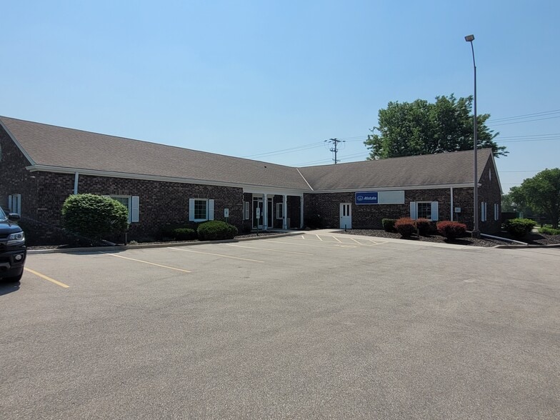 More Photos Of 100 E Sunset Dr, Waukesha Bank For Lease