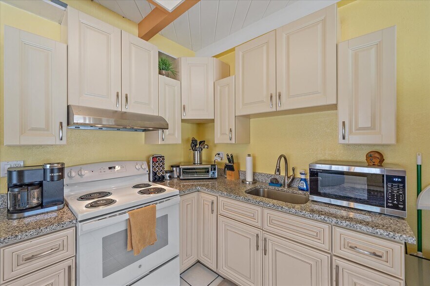 More Photos Of 4859 Commonwealth Dr, Siesta Key Apartments For Sale