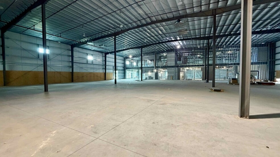 More Photos Of 2221 US-441, Fruitland Park Showroom For Sale