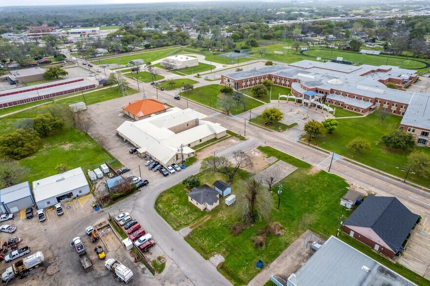 More Photos Of 406 E Main St, Clute Religious Facility For Sale