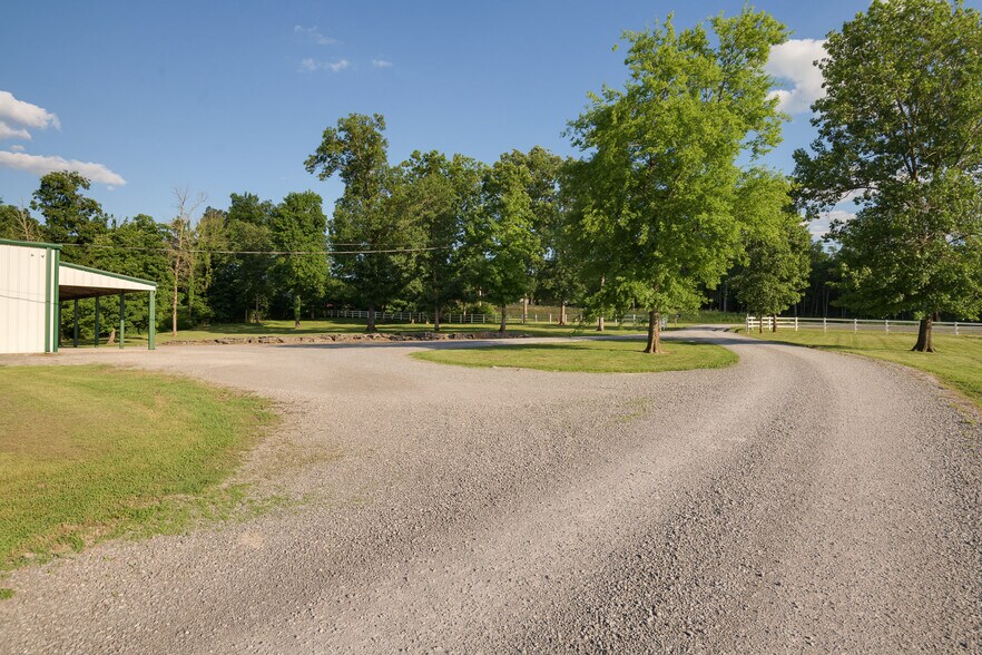 More Photos Of 2533 Highway 41A S, Shelbyville Showroom For Sale