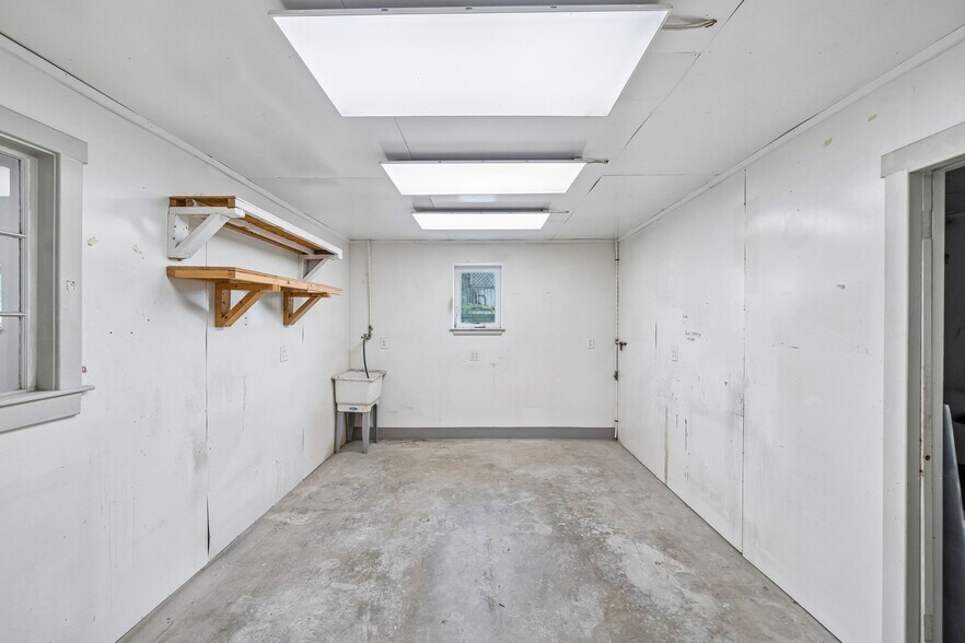 More Photos Of 1719 Signal Point Rd, Charleston Self Storage For Sale