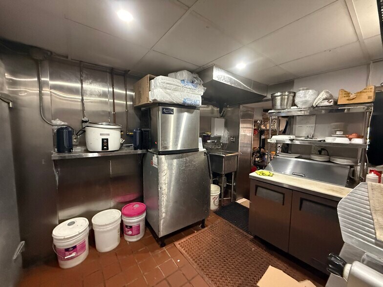 More Photos Of 220 N 10th St, Philadelphia Storefront Retail Residential For Lease