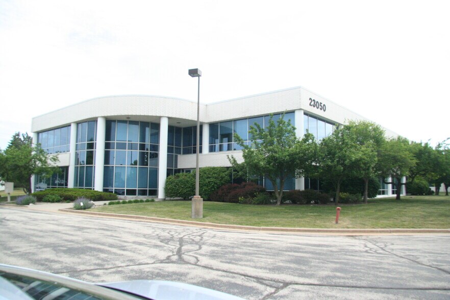 More Photos Of N28W23050 Roundy Dr, Pewaukee Office For Sale