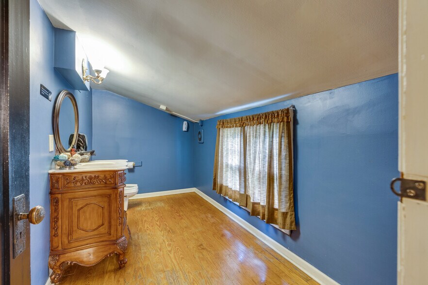 More Photos Of 412 6th St, Bristol Restaurant For Sale