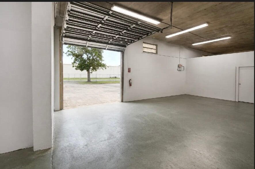 More Photos Of 17220 NW 2nd Ct, Miami Warehouse For Sale