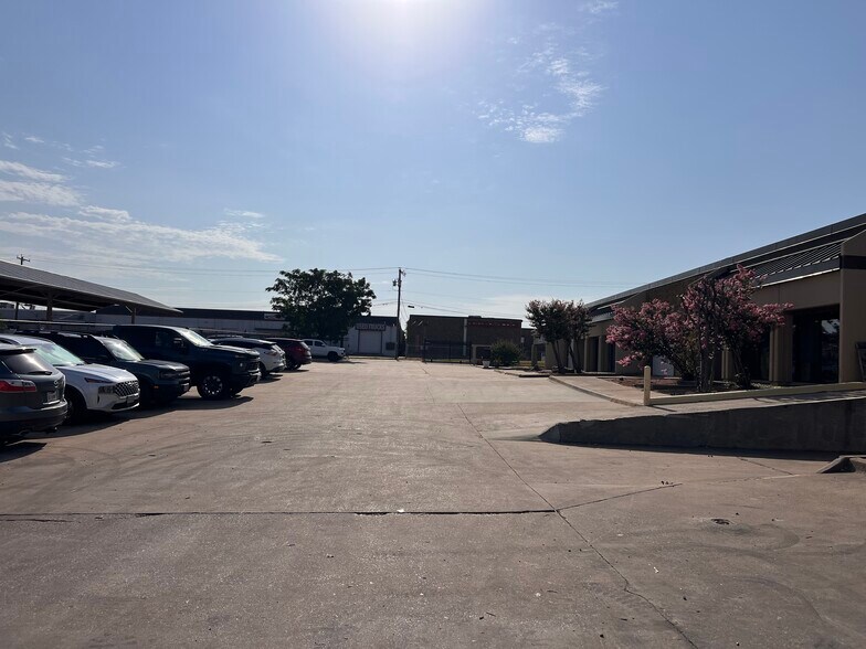More Photos Of 10921 Shady Trl, Dallas Warehouse For Lease