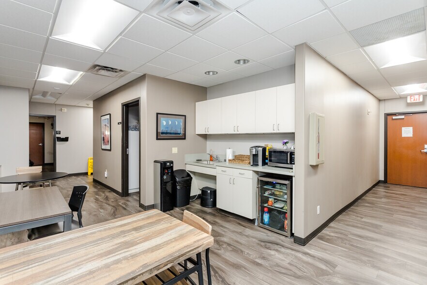 More Photos Of 5477 Glen Lakes Dr, Dallas Medical For Lease