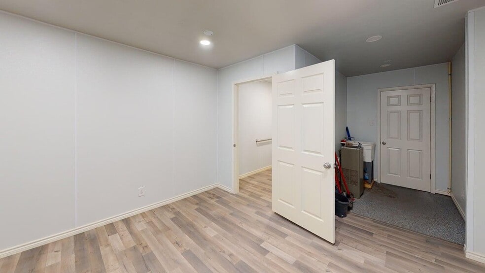 More Photos Of 4001 W Oak St, Palestine Self Storage For Lease