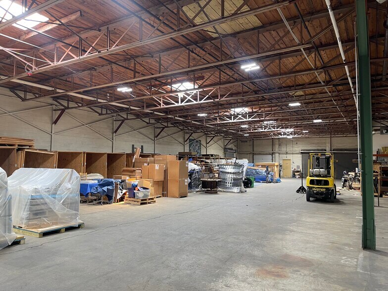 More Photos Of 15 Saunders Way, Westbrook Warehouse For Lease