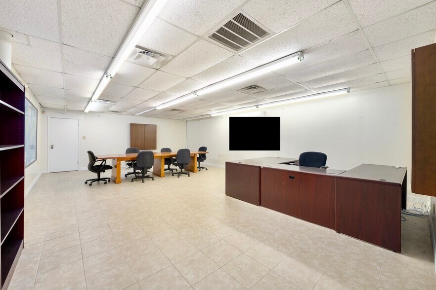 More Photos Of 100 Hilbig Rd, Conroe Warehouse For Lease