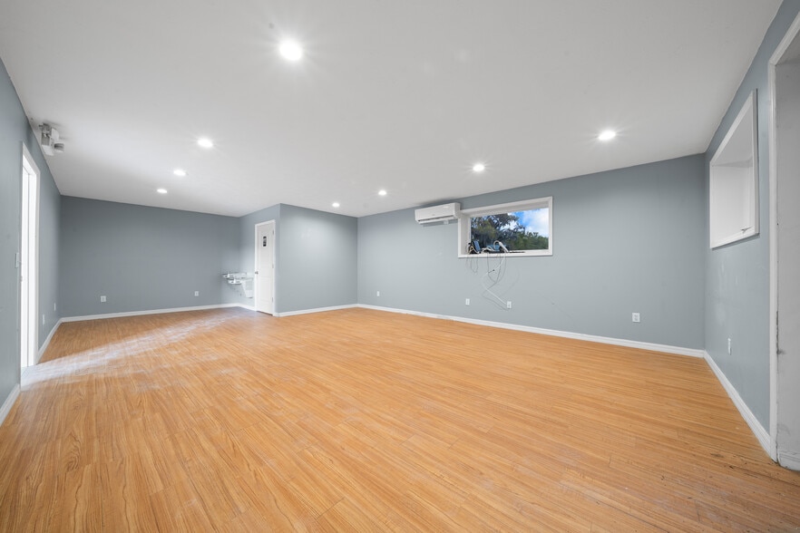 More Photos Of 3073 NE 37th Pl, Wildwood Warehouse For Lease