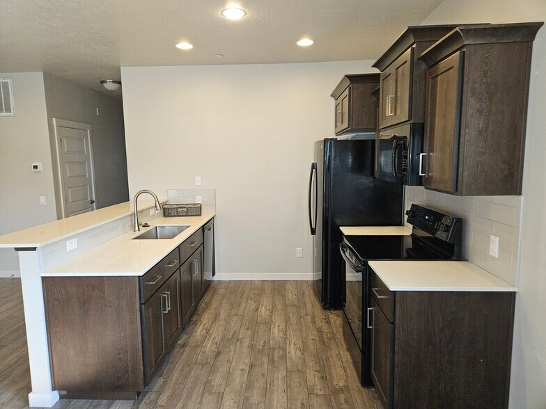 More Photos Of 324 NE 3rd St, Meridian Multifamily For Sale