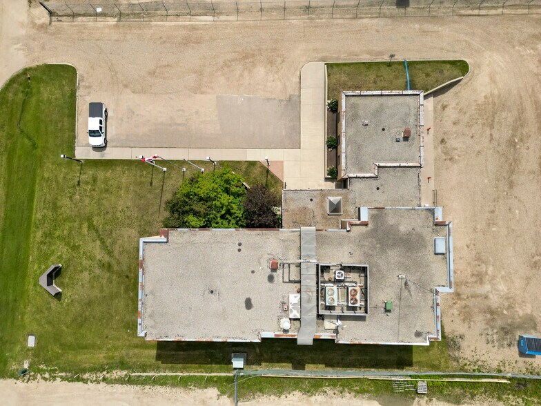 More Photos Of 5516 Industrial Rd, Rocky Rapids Office For Lease