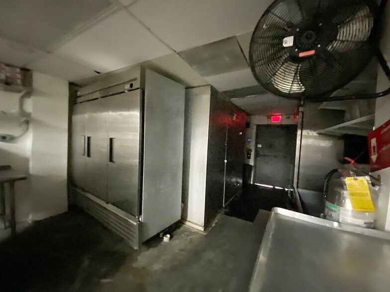 More Photos Of 2032-2050 Hollywood Blvd, Hollywood Restaurant For Lease