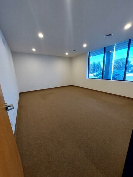 More Photos Of 825 Lexington Blvd, Fort Atkinson Freestanding For Lease
