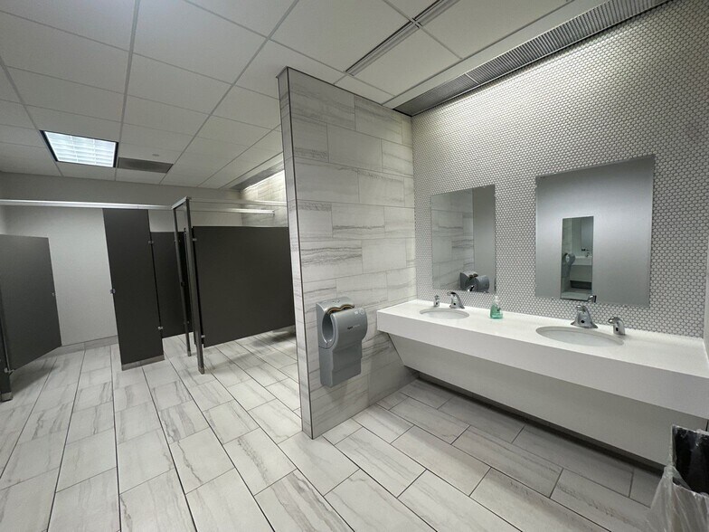 More Photos Of 13640-13690 Riverport Dr, Maryland Heights Office For Sale