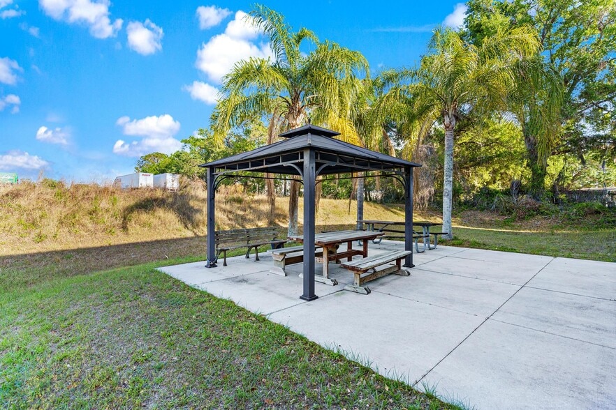 More Photos Of 1904 Thomas Ave, Leesburg Office For Sale