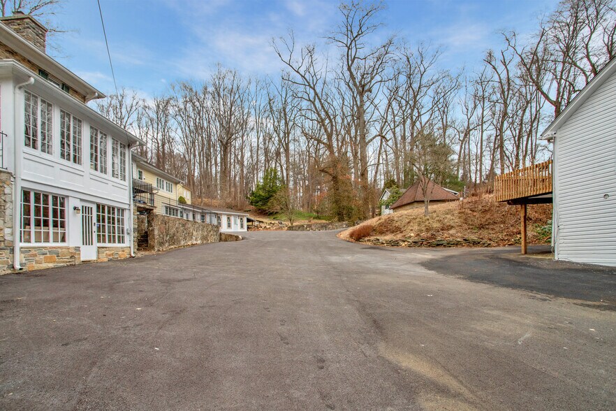 More Photos Of 14943 York Rd, Sparks Glencoe Specialty For Sale