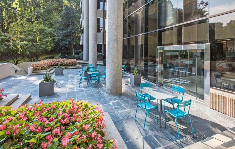 More Photos Of 400 Northridge Rd, Atlanta Office For Lease