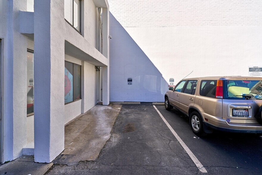 More Photos Of 220-228 N Canon Dr, Beverly Hills Loft Creative Space For Lease