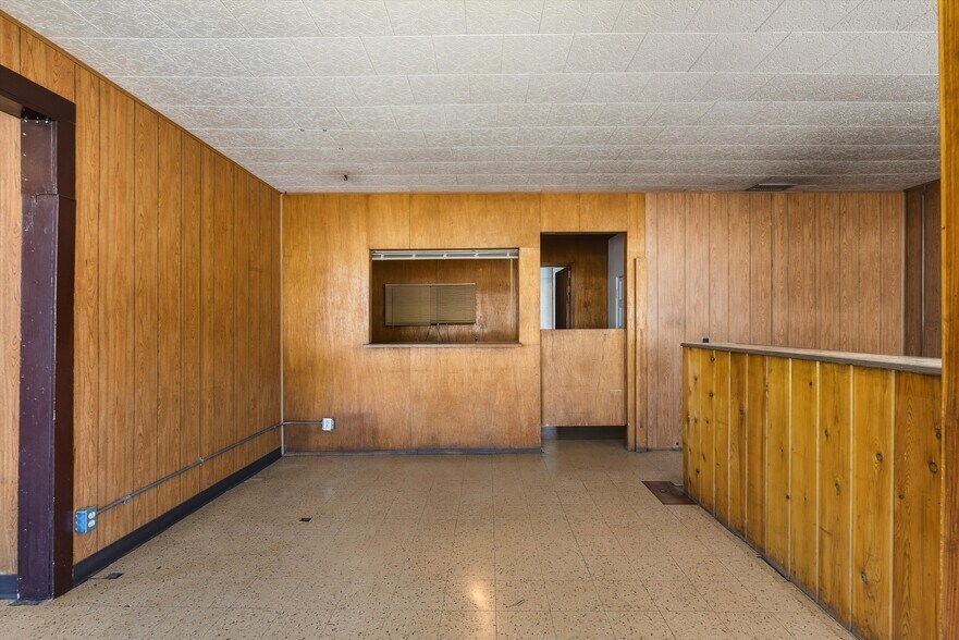 More Photos Of 201 N 2nd St, Raton Auto Repair For Sale