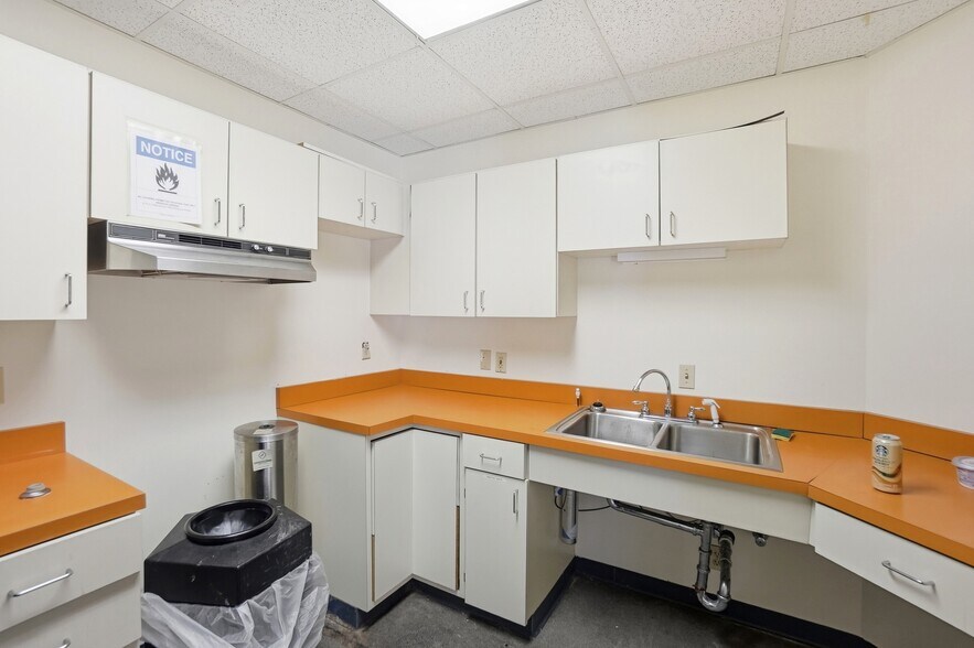 More Photos Of 110 W Leffel Ln, Springfield Service For Lease