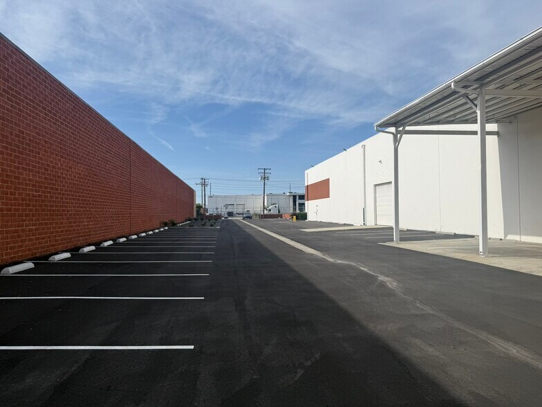 More Photos Of 3040 E Maria St, Rancho Dominguez Warehouse For Lease