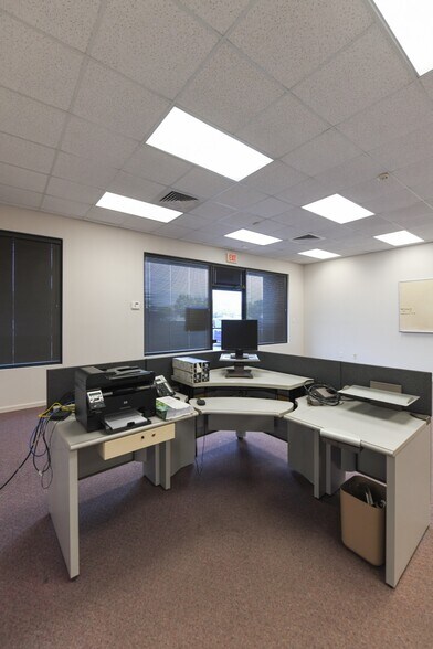 More Photos Of 409 Chicago Dr, Fayetteville Flex For Lease