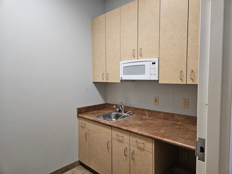 More Photos Of 1165 Scenic Dr, Modesto Office For Lease