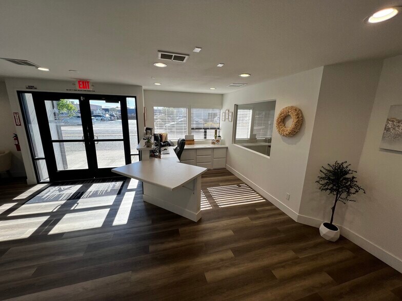 More Photos Of 2410 Larkspur Ln, Redding Office For Lease