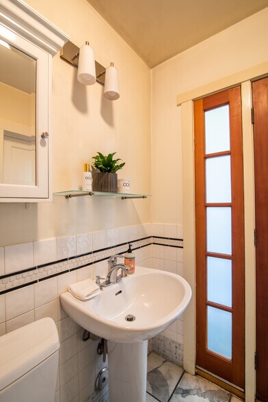 More Photos Of 1117 Abbot Kinney Blvd, Venice Loft Creative Space For Lease