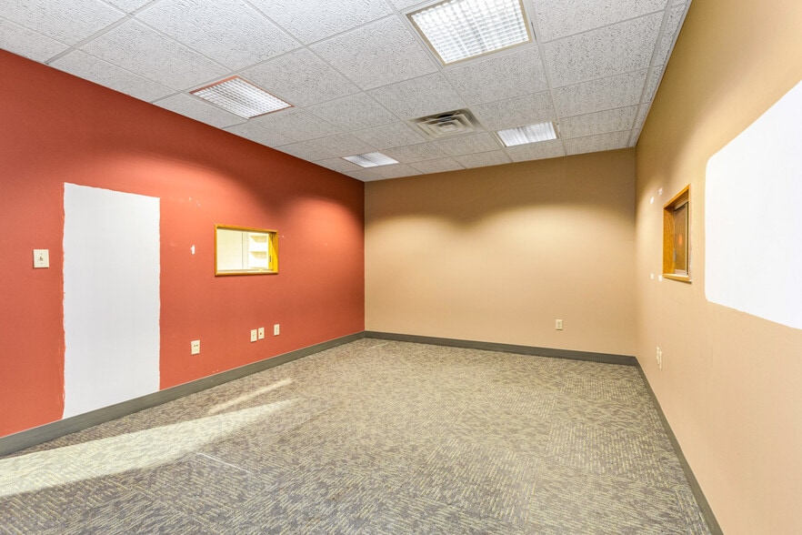 More Photos Of 69 Parker St, Newburyport Research And Development For Lease