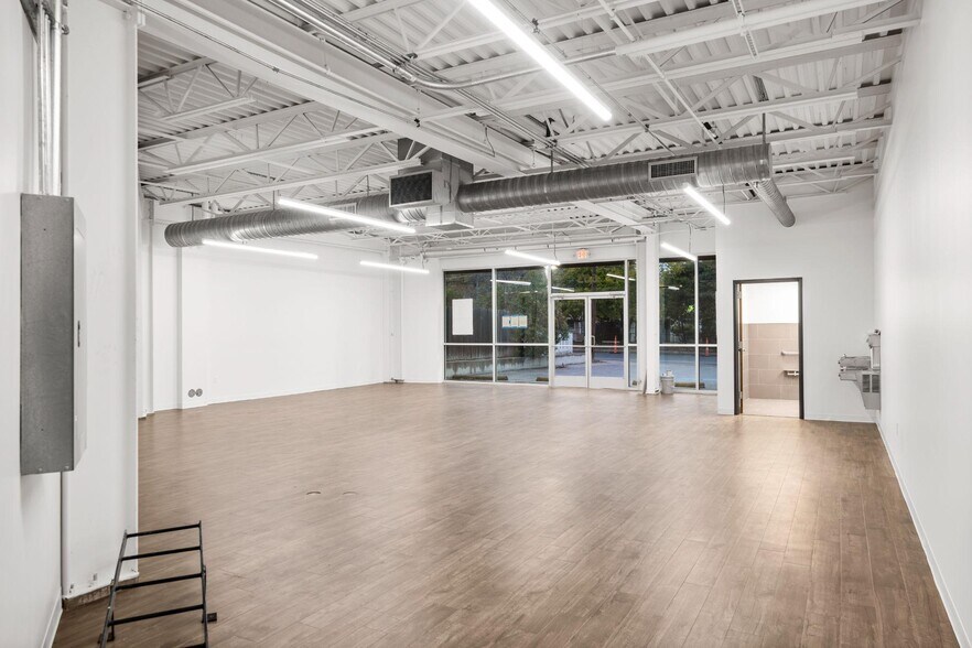 More Photos Of 603 W Oltorf St, Austin Freestanding For Lease