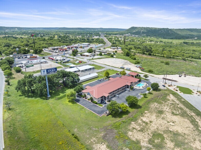 More Photos Of 244 Dos Rios Dr, Junction Hotel For Sale
