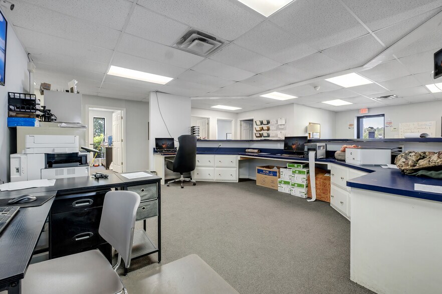 More Photos Of 495 Fortune Blvd, Midway Light Distribution For Lease