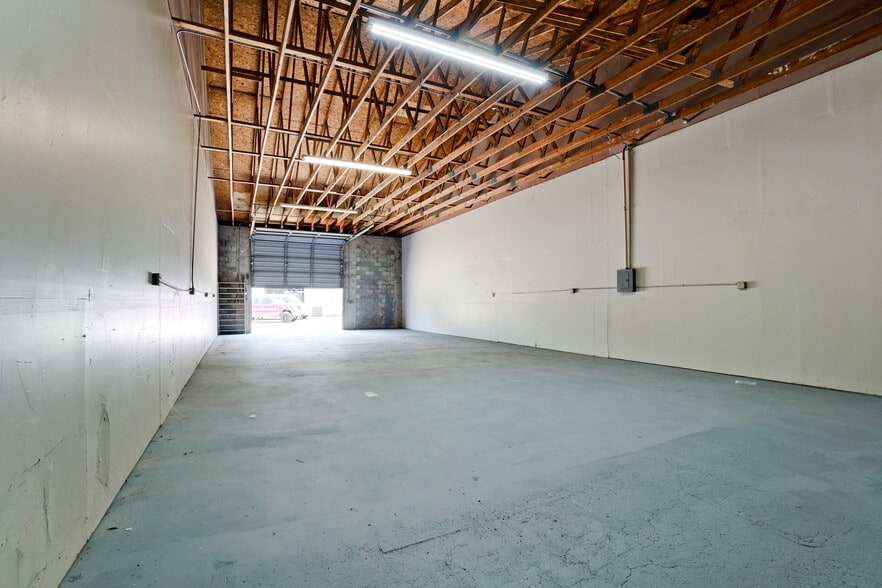 More Photos Of 722 17th St E, Palmetto Warehouse For Lease