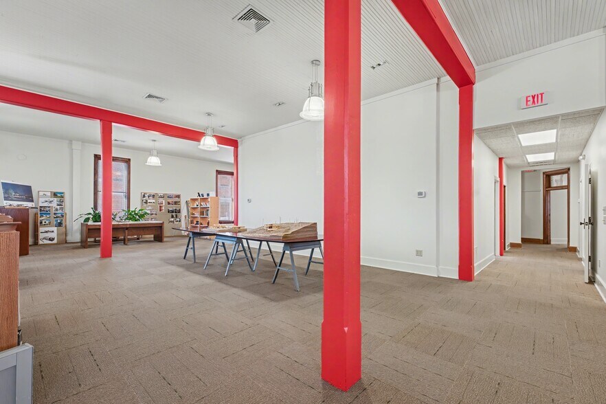 More Photos Of 116B W Walnut St, Rogers Office For Lease