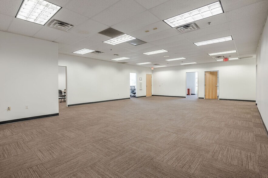 More Photos Of 4715 Mountain Creek Pky, Dallas Manufacturing For Lease