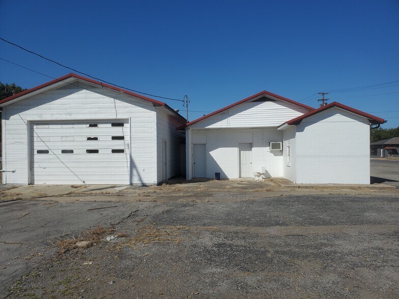 More Photos Of 401 N 3rd St, Lilbourn Flex For Sale