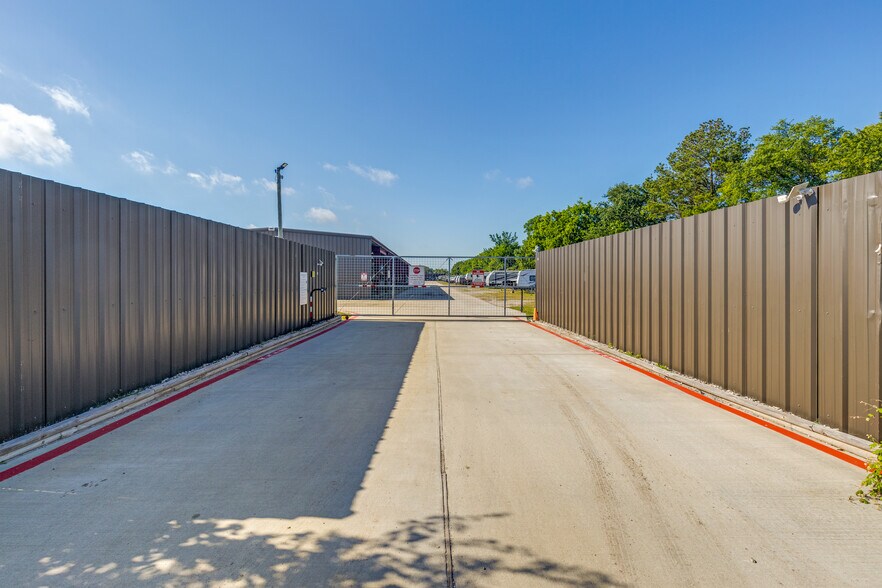 More Photos Of 309 W Archer Rd, Baytown Self Storage For Sale