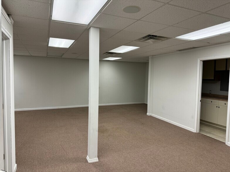 More Photos Of 3911 Amboy Rd, Staten Island Storefront For Lease