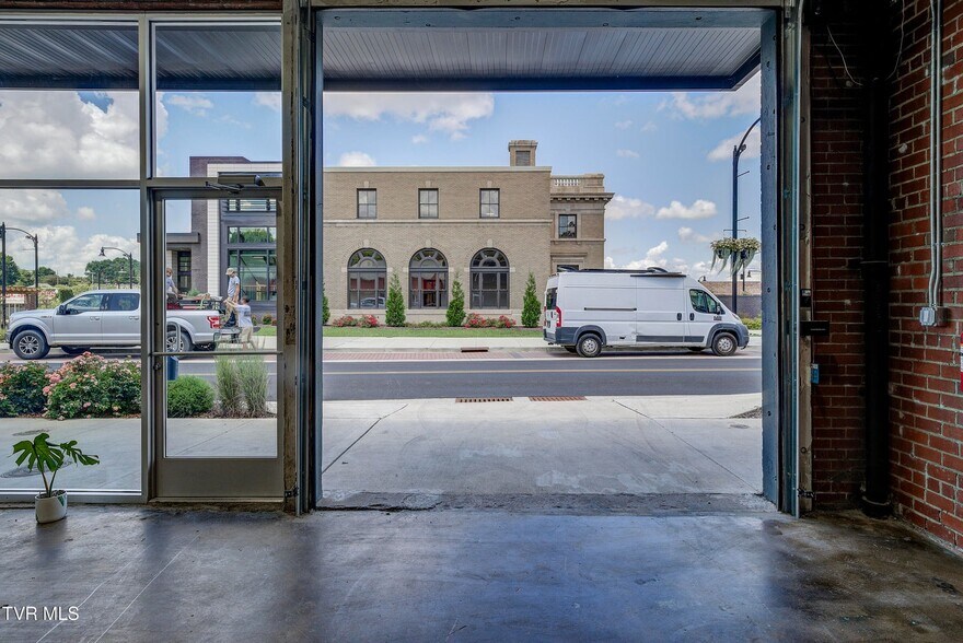 More Photos Of 331 W Walnut St, Johnson City Flex For Sale
