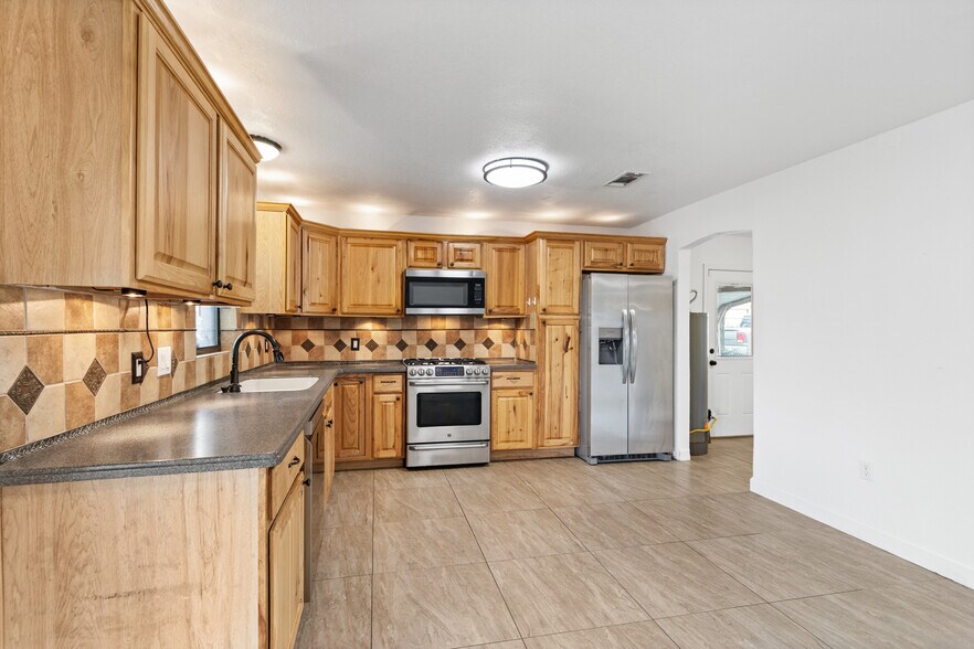 More Photos Of 16815 Avenue A, Channelview Truck Terminal For Sale