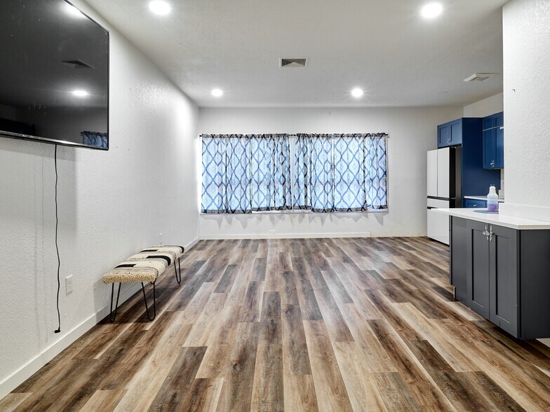 More Photos Of 1480 NE Laurel Ave, Woodburn Office For Sale