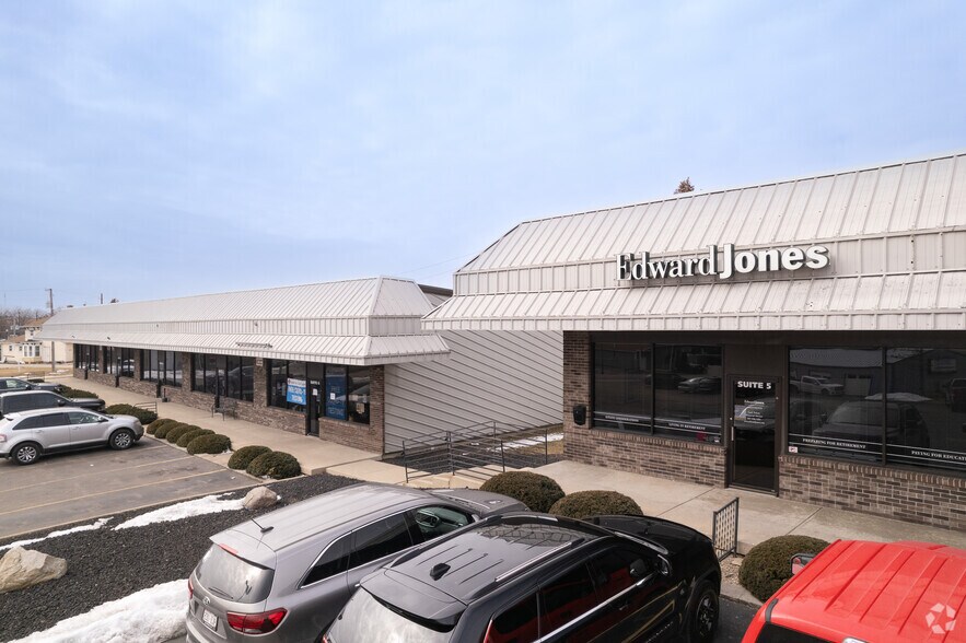 More Photos Of 210-216 N Milwaukee Ave, Lake Villa Storefront For Lease
