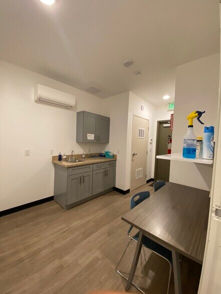 More Photos Of 17942-17944 Ventura Blvd, Encino Storefront Retail Office For Lease