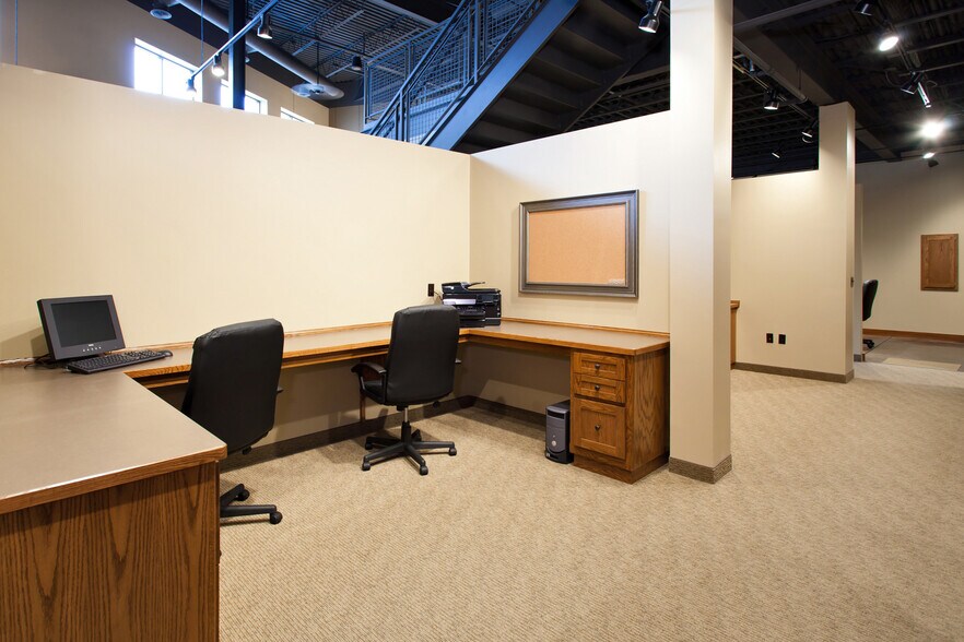 More Photos Of 434 Hale Ave N, Oakdale Office For Sale