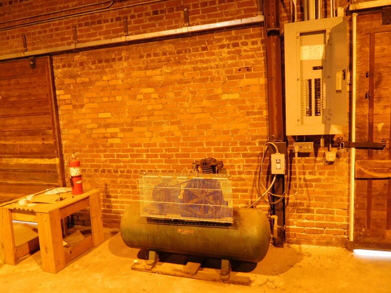 More Photos Of 520 Maple St, Gainesville Warehouse For Lease